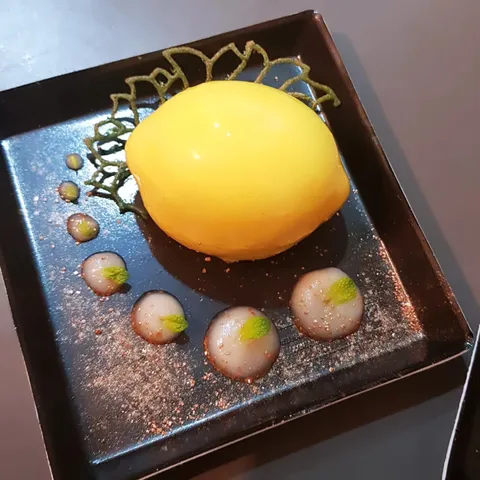 Dessert trompe-l'œil citron sur assiette, décor en chocolat