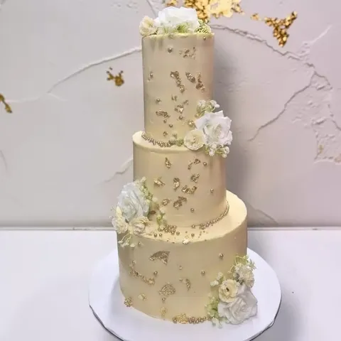 Wedding cake trois étages, feuille d'or et fleurs blanches
