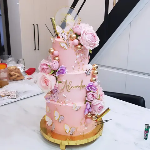 Gâteau d'anniversaire à étages, roses et papillons