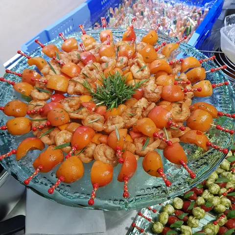 Plateau de crevettes et agrumes pour un buffet
