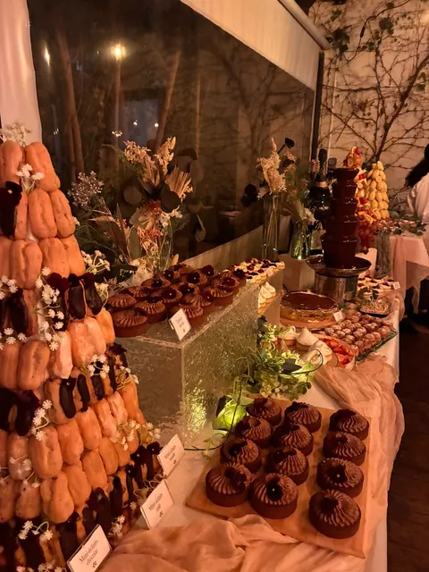 Buffet de desserts en soirée : pyramide d'éclairs et gâteaux au chocolat